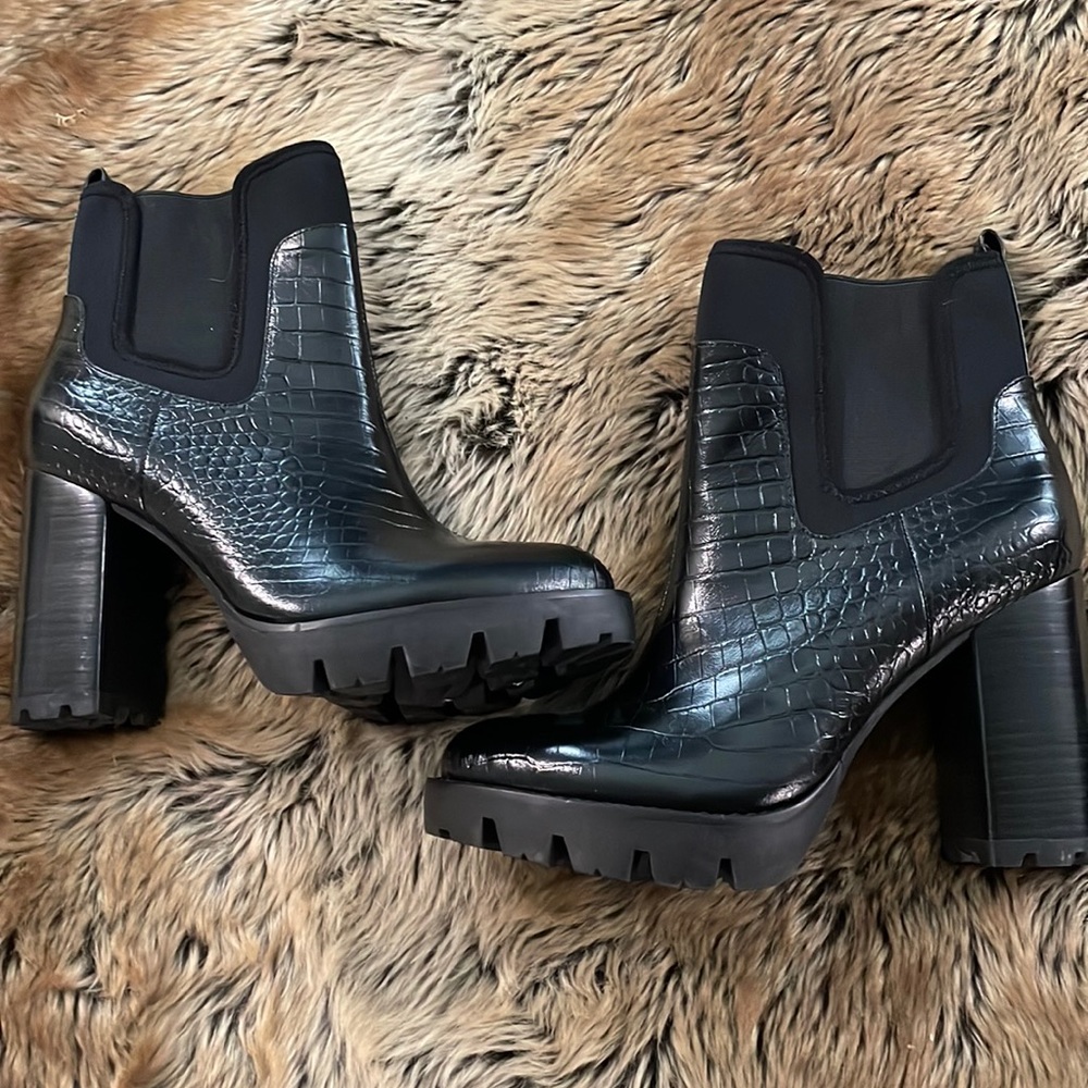 Charles David Grady Platform Bootie Faux Croc Embossed Stretch Leather 8